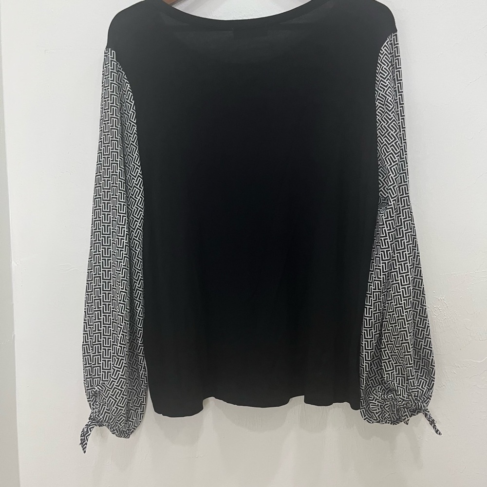 Kim & Cami‎ Black Top with Geometric White Sleeves